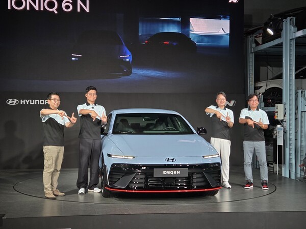 아이오닉 6 N 개발에 참여한 연구원들이 'N' 포즈를 취하고 있다 [출처=박성호 기자]