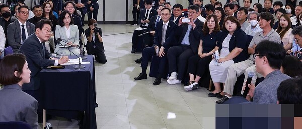 카이스트 부교수의 과학기술 정책 제안 듣는 이재명 대통령.[출처=연합]