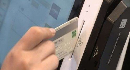 ▶ 지난해 신용카드와 체크카드를 합한 지급카드 일평균 이용 금액이 2017년보다 6.2% 증가했다. 카드 결제 증가로 현금이 아닌 전체 지급수단을 통한 결제금액은 일평균 80조원을 돌파했다.ⓒ연합