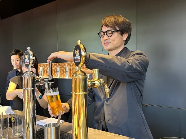 타나베 삿포로 글로벌 브랜드 매니저가 '퍼펙트 푸어'를 시연하고 있다. [출처=EBN]