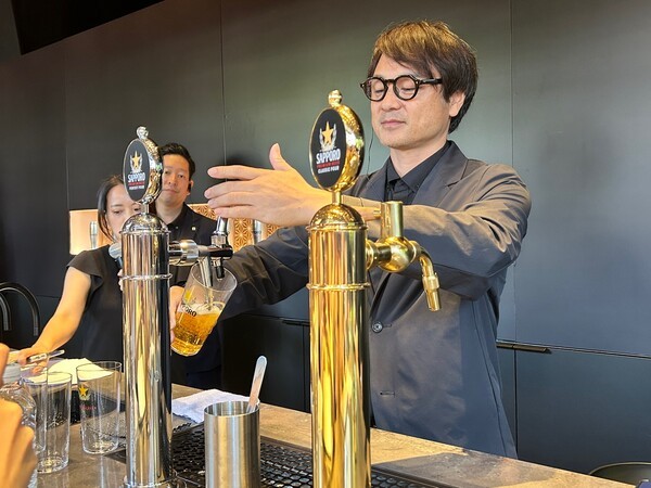 타나베 삿포로 글로벌 브랜드 매니저가 클래식 푸어를 시연하고 있다. [출처=EBN]