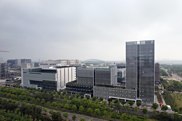 오스템임플란트 송도사옥 ‘트리플타워’ 전경.[출처=오스템임플란트]