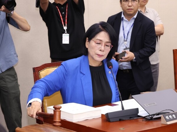 최민희 과학기술정보통신위원회 위원장이 산회를 선포하고 있다. [출처=연합]