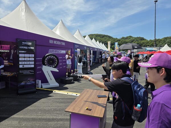 슈퍼레이스 관람객이 이벤트에 참여하고 있다. [출처=진명갑 기자]