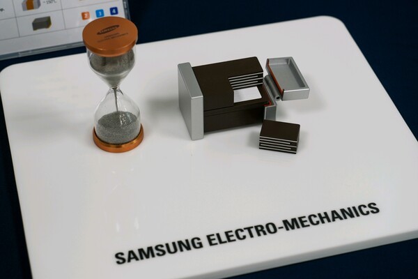 삼성전기 MLCC 목업과 MLCC로 만든 모래시계.[출처=삼성전기]