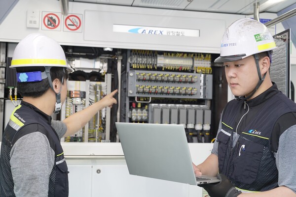 사진은 용유차량기지에서 공항철도 직원들이 5G 특화망에 연결된 노트북을 통해 객차 및 설비를 점검하는 모습. [출처= LG유플러스]