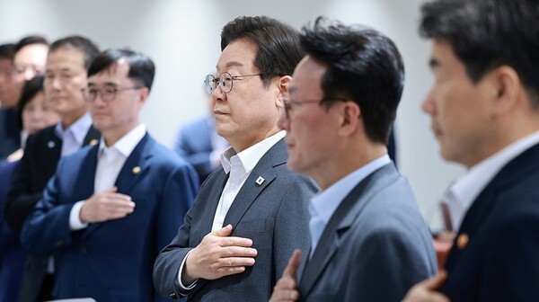 8일 국무회의에 참석한 이재명 대통령이 국기에 경례하고 있다. [출처=연합]