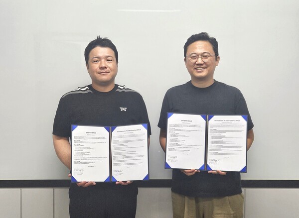 에이바우트커피 박상우 사장(왼쪽)과 컨트롤엠 원종관 대표가 업무 협약을 체결했다. [출처=컨트롤엠]