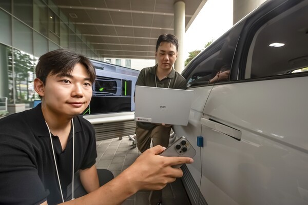 LG이노텍 직원이 차세대 디지털키 솔루션을 시연하고 있다. [출처=LG이노텍]