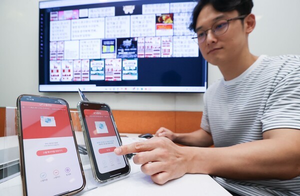 LG유플러스가 인공지능(AI) 기반 스팸 차단 시스템을 고도화한 결과, 스팸 문자 차단 건수가 5개월 만에 약 1.4배 증가했다. 사진은 LG유플러스 임직원이 스팸 차단 시스템을 구동하고 있는 모습. [출처= LG유플러스]