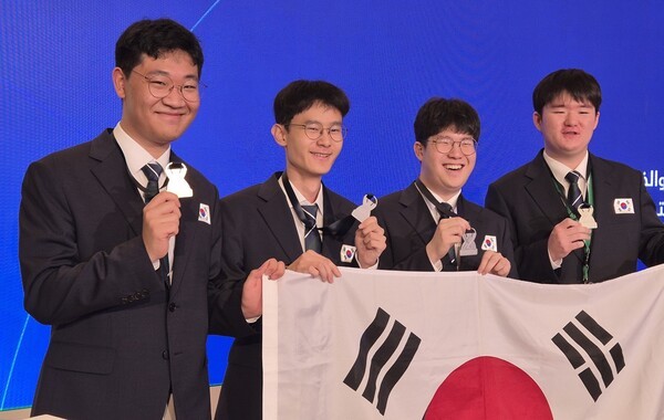 제57회 국제화학올림피아드에서 메달을 획득한 한국대표단이 기념촬영을 하고 있다. [출처=과학기술정보통신부]