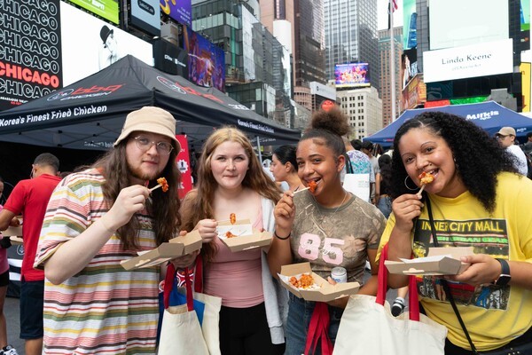 제너시스BBQ그룹은 지난 14일(현지시각) 세계 최대 유동인구 밀집 지역인 미국 뉴욕 타임스스퀘어에서 롯데칠성음료 ‘밀키스(Milkis)’와 함께 K-푸드의 매력을 알리는 대규모 팝업 이벤트 ‘Spicy Meets Smooth  BBQ × Milkis’를 개최했다. [출처=제너시스BBQ]