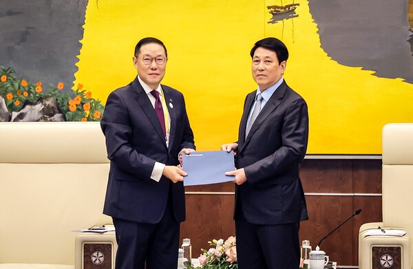 조현상 HS효성 부회장이 15일 베트남 하이퐁에서 르엉 끄엉(Luong Cuong) 베트남 국가주석을 만나 APEC 공식 초청장을 전달했다. [출처=HS효성]