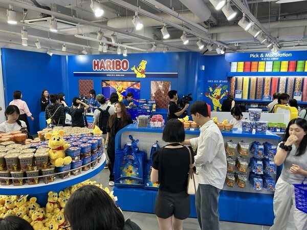 소비자들이 하리보 스토어를 둘러보고 있다. [출처=EBN]