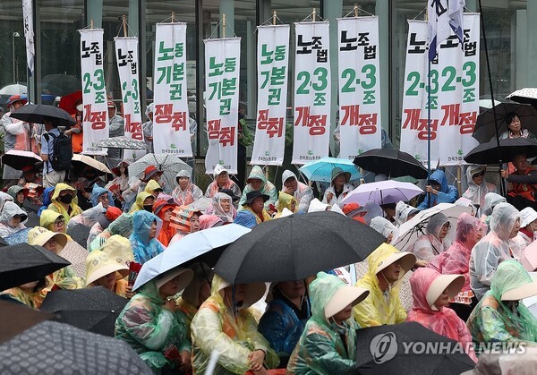 전국민주노동조합총연맹(민주노총)이 16일 서울 영등포구 국회 인근에서 연 수도권 총파업 대회에서 참가자들이 손팻말을 들고 있다. [출처=연합뉴스]