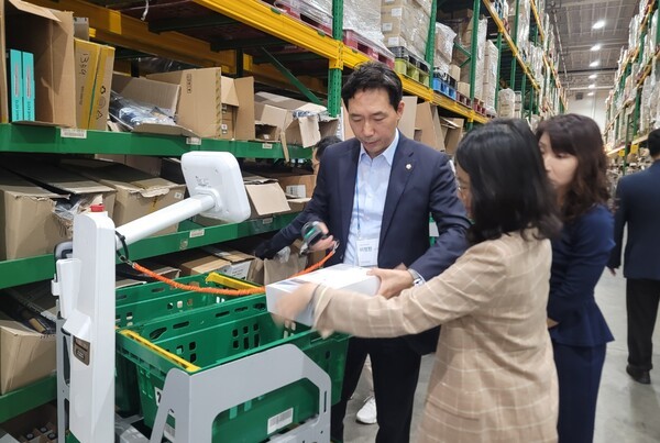 용인 스마트물류센터를 방문한 이정헌 국정기획위원회 경제2분과 기획위원이 스마트 물류를 체험하고 있다. [출처=국정기획위원회]