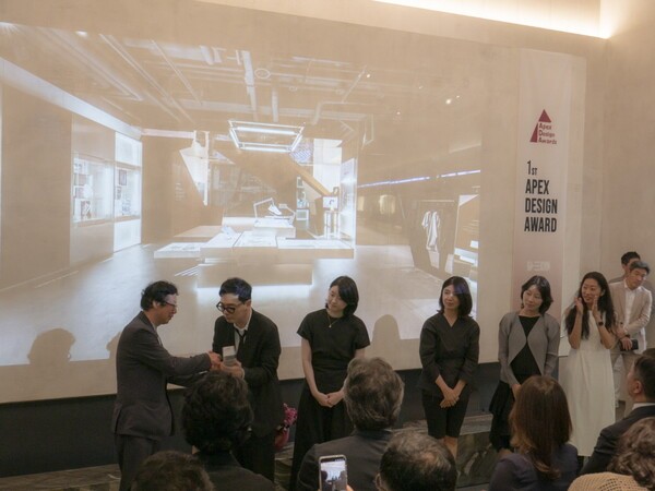 디아드와 월간데코가 함께한 ‘제1회 에이펙스 디자인 어워드(Apex Design Awards)’가 업계 주요 인사들의 참여 속에 성황리에 마무리됐다. 김개천 국민대 교수(왼쪽부터)와 박성철·한아름 니즈디자인랩 대표, 데상트 관계자들이 에이펙스 디자인 어워드 시상·수상을 위해 도열해 있다. [출처=디아드]
