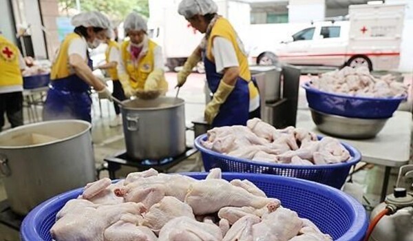    전통시장에서 삼계탕을 직접 만들 경우 1인분 재료비가 9000원을 넘어선 것으로 조사됐다. [출처=연합뉴스]