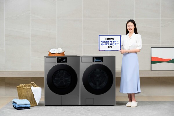 삼성전자 모델이 7형 'AI홈' 터치스크린을 탑재하고 한층 강화된 AI 기능도 제공하는 2025년형 '비스포크 AI 세탁기'와 '비스포크 AI 건조기' 신제품을 소개하고 있다. [출처=삼성전자]