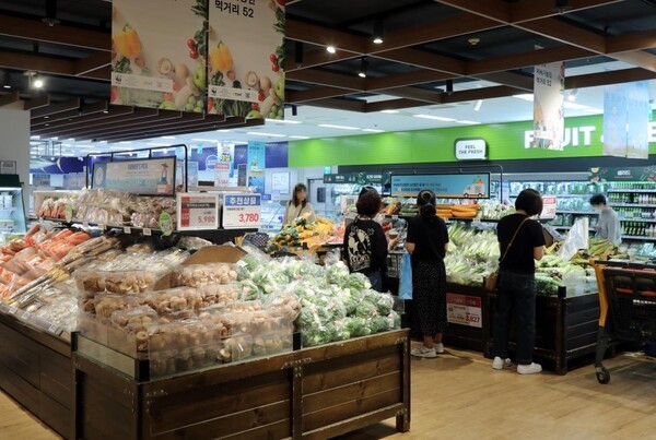이마트와 롯데마트가 농림축산식품부와 함께 ‘농산물 할인행사(농할)’를 실시하며 장바구니 물가 부담 완화와 물가 안정에 동참하고 있다. [출처=이마트]