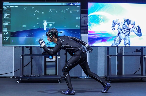 네이버 모션스테이지에서 버추얼 콘텐츠 제작을 위해 액터가 작업하고 있다. [출처=네이버]