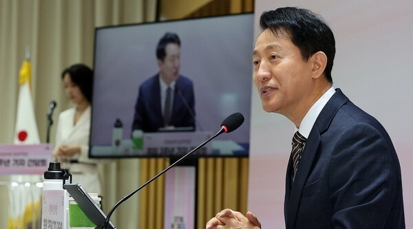 오세훈 서울시장이 지난 16일 서울 중구 서울시청에서 열린 ‘민선 8기 3주년 기자간담회  가열차게 일상혁명’에서 인사말을 하고 있다. [출처=연합뉴스]