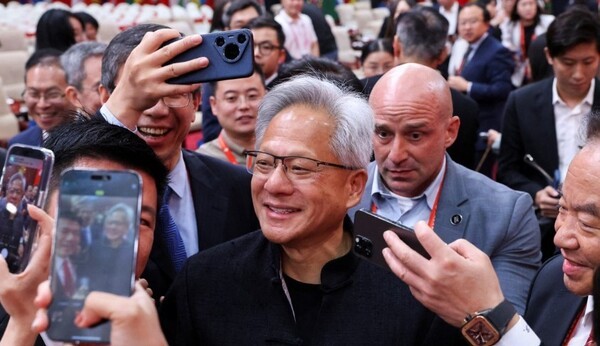 엔비디아의 최고경영자(CEO) 젠슨 황이 지난 16일 중국 베이징에서 열린 제3회 중국국제공급망촉진박람회에 참석하고 있다. [출처=로이터 연합뉴스]