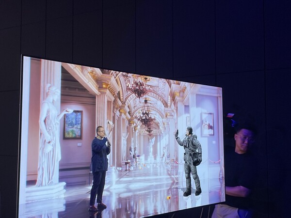 (왼쪽부터) 오한기 네이버 리얼타임 엔진 스튜디오 리더가 지난 16일 경기도 성남시 분당구 네이버 사옥 내 비전 스테이지에서 AI로 생성된 우주인과 대화하는 모습을 연출하고 있다. [출처=이경은 기자]