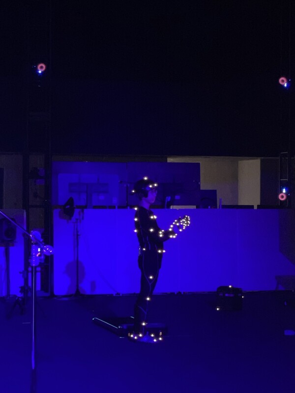 지난 16일 경기도 성남시 분당구 네이버 사옥 내 모션 스테이지에서 연기자가 3D 제작 전문 슈트를 착용하고 있다. [출처=이경은 기자]