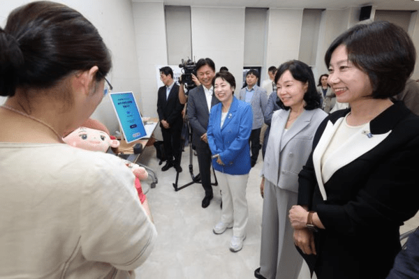 스마트경로당을 방문한 국정기획위원회 위원들이 어르신을 대상으로 한 인공지능 돌봄 서비스 시연을 참관하고 있다. [출처=국정기획위원회]