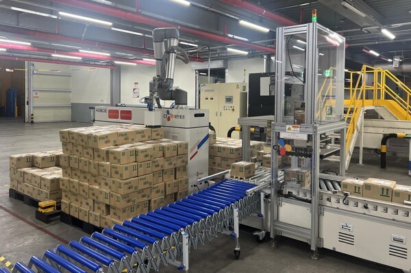 CJ대한통운의 이동형 로봇 팔레타이저 모습.[출처=CJ대한통운]