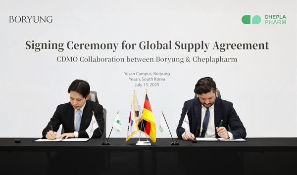 보령 김성진 CSO(왼쪽)와 체플라팜 아르템 게보르키안 부사장(오른쪽)이 15일 보령 예산캠퍼스에서 열린 계약 체결식에서 서명하고 있다. [출처=보령]