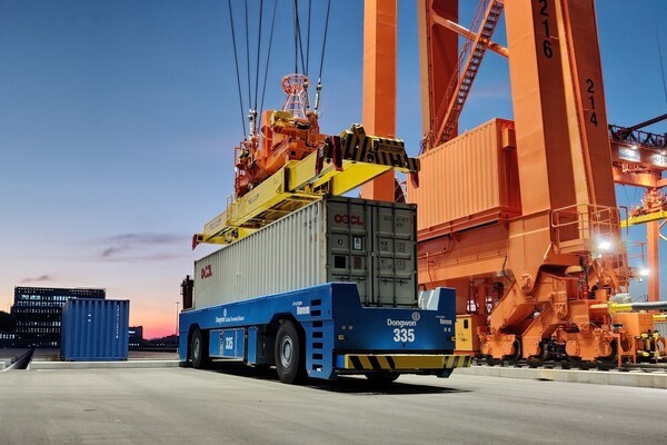 현대로템이 부산 신항 7부두에 공급한 항만 AGV [출처=현대로템]