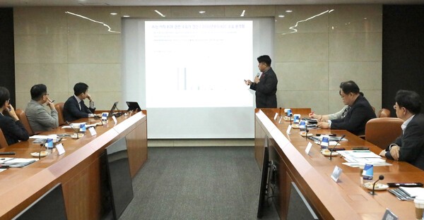지난 15일 서울 여의도 현대차증권 본사에서 열린 교류회에서 노근창 리서치센터장(사진 가운데)이 ‘AI 반도체 시장’에 대해 발표하고 있다. [출처= 현대차증권]