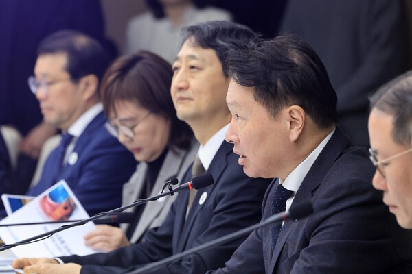 2025 아시아태평양경제협력체(APEC) CEO 서밋 의장인 최태원 대한상공회의소 회장이 서울 중구 대한상의 EC룸에서 열린 2025 APEC CEO 서밋 추진위원회 출범식에 참석해 발언하고 있다. [출처=연합]