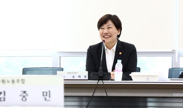 송미령 농림축산식품부 장관이 18일 세종시 정부세종청사에서 열린 농식품부-국가공무원노조 농림축산식품부지부 단체협약을 체결했다. [출처=농식품부]