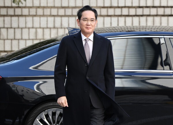 지난 2월 서울 서초구 서울고법에서 열린 부당합병·회계부정 혐의 항소심 선고공판에 출석하는 이재용 삼성전자 회장. [출처=연합]