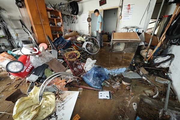 지난 18일 광주 북구 신안동 일대 거리에 침수 피해를 입은 상가에 물이 빠지고 난 뒤 진흙이 묻어 있다.  [출처=연합]