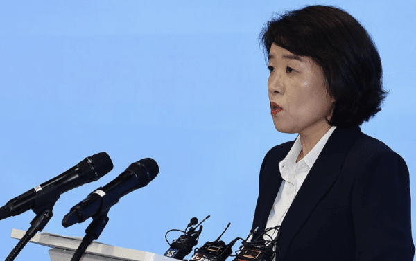 윤석열 전 대통령 부인 김건희 여사와 관련한 각종 의혹 사건을 수사하는 민중기 특별검사팀 오정희 특검보가 서울 종로구 KT광화문빌딩에서 브리핑을 하는 모습.  [출처=연합]