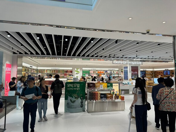 스낵, 초콜릿, 포장식품부터 디저트, 지역 특산품, 건강기능식품까지 폭넓게 선보이는 큐레이션 공간 ‘테이스트 오브 신세계(TASTE of SHINSEGAE)’ 전경. [출처=전제형 기자]