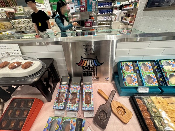 최근 사회관계망서비스(SNS)에서 입소문을 타고 국내에서 ‘핫’한 브랜드로 떠오른 ‘만나당’의 약과 제품들이 매대에 진열돼 있다. [출처=전제형 기자]