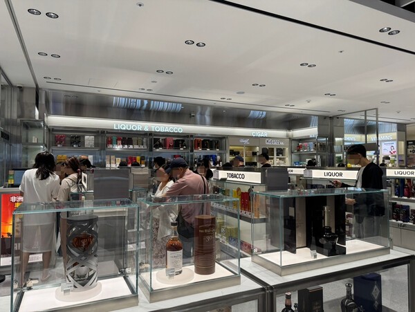 한 병에 수백에서 수천만원대를 호가하는 고연산 위스키 등이 주류 코너에 전시돼 있는 모습. [출처=전제형 기자]