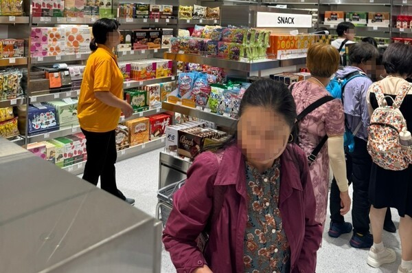 소비자들이 ‘테이스트 오브 신세계(TASTE of SHINSEGAE)’에서 제품들을 살펴보고 있다. [출처=전제형 기자]