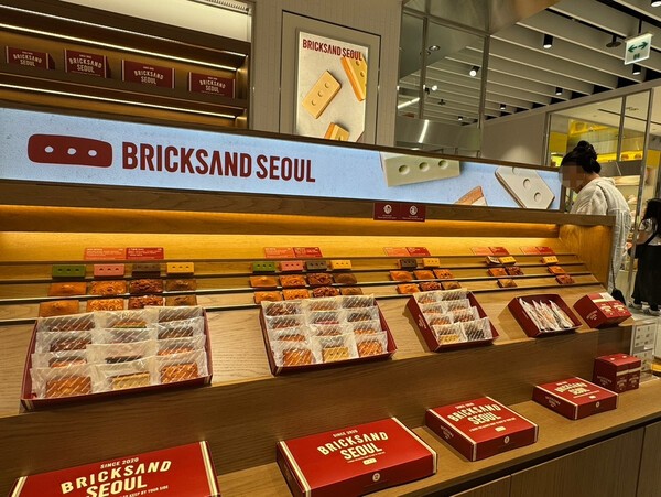 ‘벽돌’이라는 친숙한 건축 재료로 제품을 디자인한 게 특징인 휘낭시에 전문 브랜드 ‘브릭샌드(BRICKSAND) 매대 모습. [출처=전제형 기자]