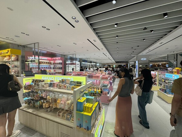 소비자들이 한국 대표 캐릭터 ‘잔망루피’ ‘카카오프렌즈’ 등을 중심으로 조성된 기프트존에서 제품을 살펴보고 있다. [출처=전제형 기자]