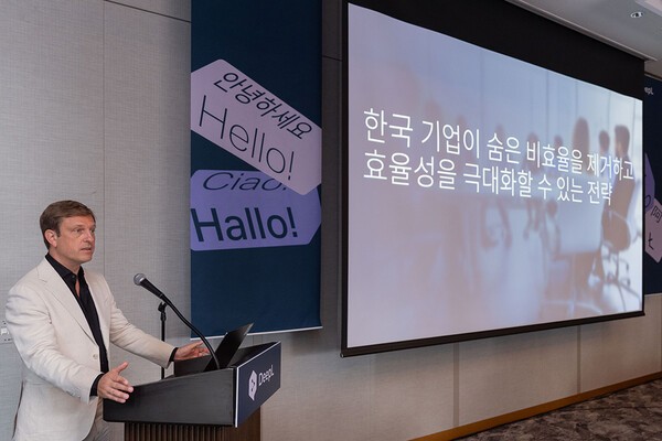 딥엘 최고기술책임자(CTO) 세바스찬 엔더라인이 21일 서울 그랜드 인터컨티넨탈 서울 파르나스에서 진행된 기자회견에 참석해 발표하고 있다.[출처=딥엘]