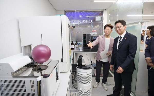 바이오 기업을 방문한 배경훈 과학기술정보통신부 장관(사진 왼쪽에서 두번째)이 기업 관계자의 설명을 듣고 있다. [출처=과학기술정보통신부]
