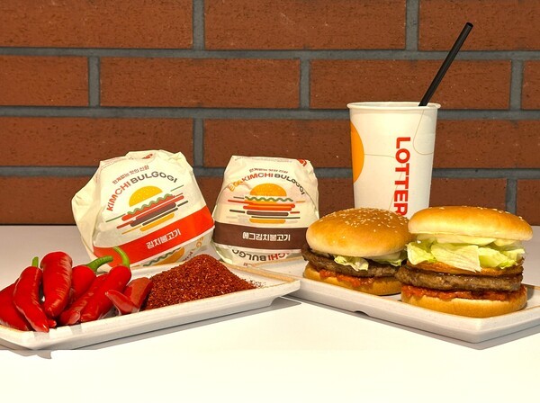 청년농부 4인이 경작한 고추와 롯데리아 김치불고기버거 2종. [출처=롯데GRS]
