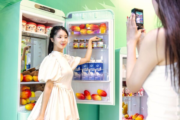 배스킨라빈스 ‘망빙고 가챠샵’ 내 셀피존에서 방문객이 애플망고와 ‘애망빙’ 제품이 진열된 냉장고를 배경으로 기념촬영을 하고 있다. [출처=SPC]
