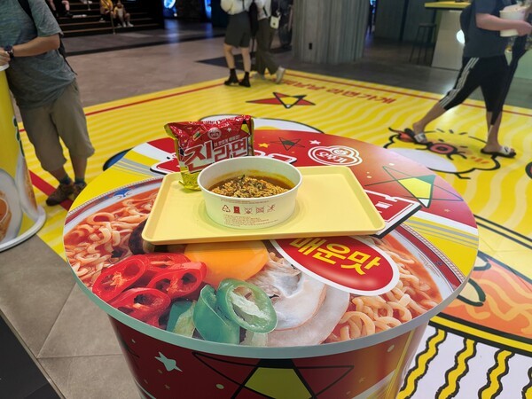 오뚜기는 오는 10월 19일까지 CGV용산아이파크몰에서 팝업 브랜드 공간 ‘해피냠냠 라면가게 시즌2’를 한정 운영한다. [출처=오뚜기]